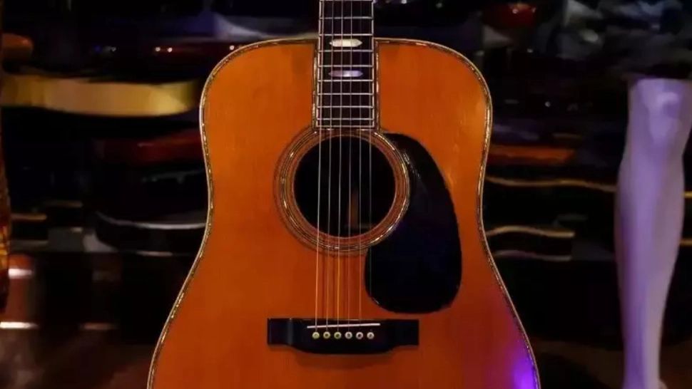 FOTO | O chitară a fost vândută la licitaţie pentru mai mult de 600.000 de dolari. Ce mare artist a cantat la ea 