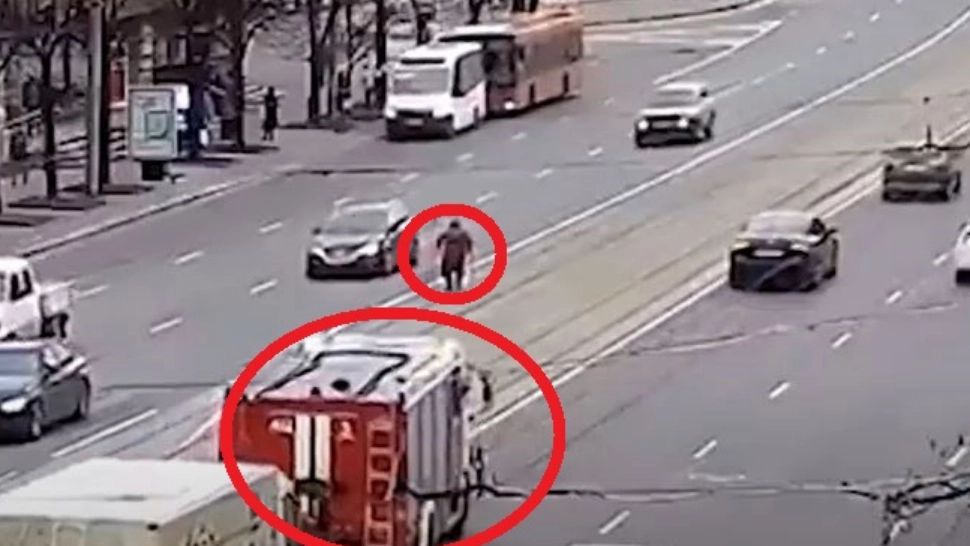 VIDEO - Gestul superb al unor pompieri - Au oprit circulația pentru a permite unei bătrâne să treacă strada