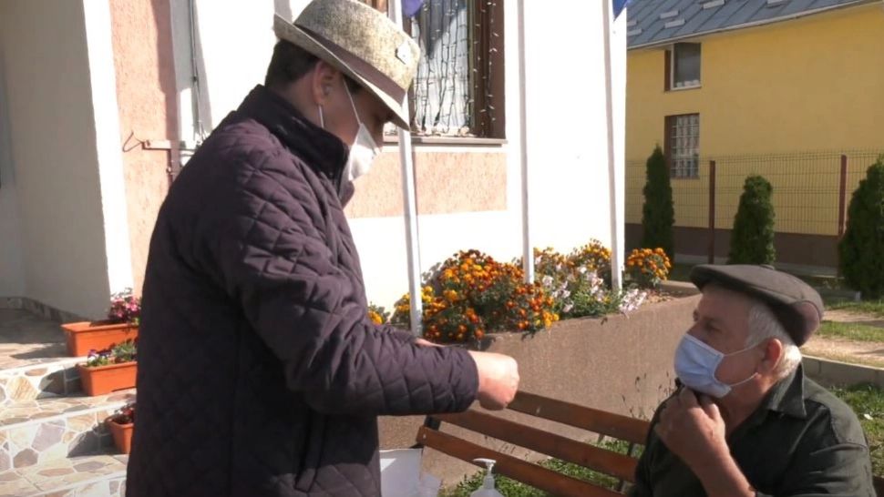 VIDEO | Primarul care se descurcă cum poate. A început să testeze singur localnicii cu simptome Covid-19