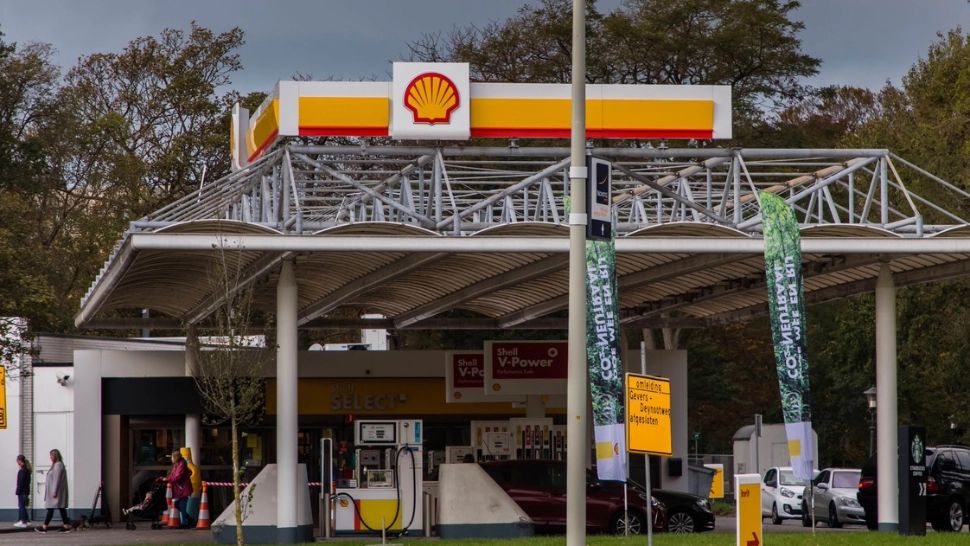 INDIGNARE în Olanda! Compania Shell intenționează să își mute sediul în Marea Britanie