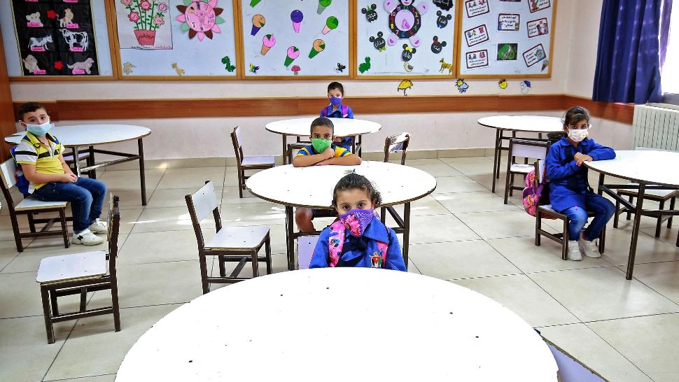 Elevii se întorc, de astăzi, în bănci: UNDE începe școala în format FIZIC