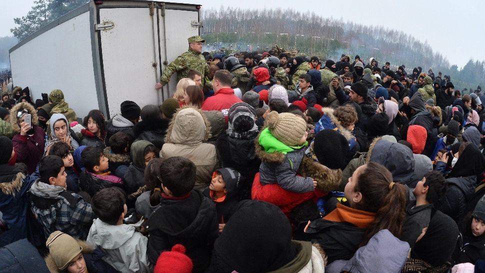 FOTO + VIDEO | Imaginea disperării: Mii de oameni se calcă în picioare pentru o bucată de pâine la granița dintre Polonia și Belarus