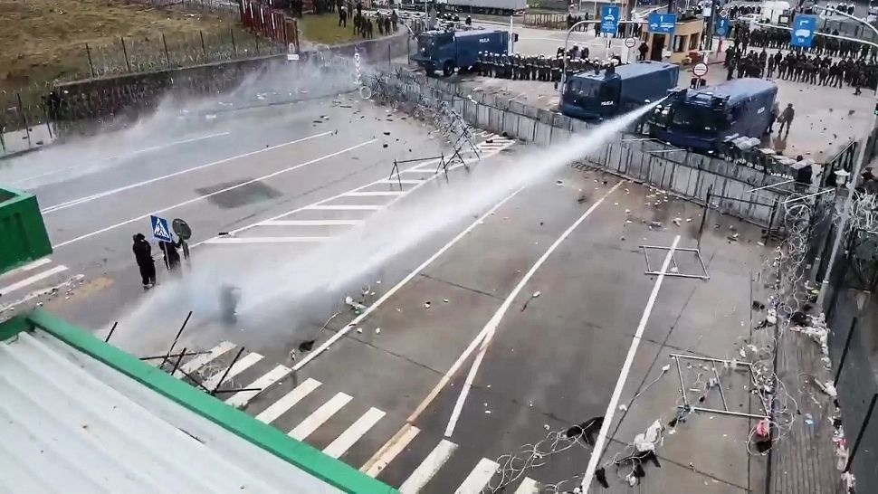 FOTO + VIDEO | Criza refugiaților continuă. Migranții au rupt gardul de sârmă de la frontieră