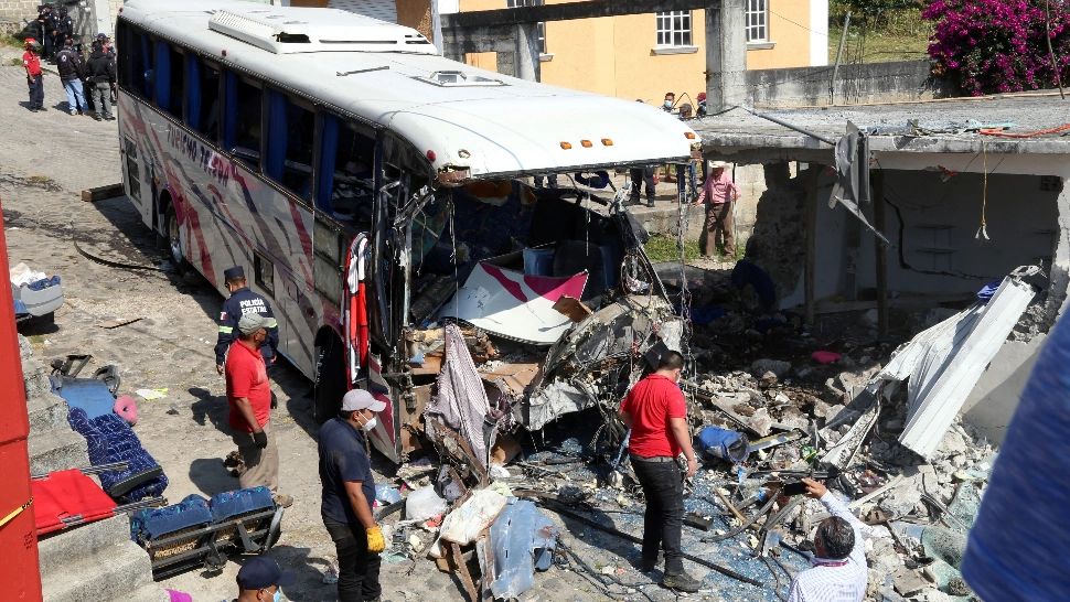 FOTO | Carnagiu pe o șosea din Mexic: 19 morți și 32 de răniți într-un teribil accident