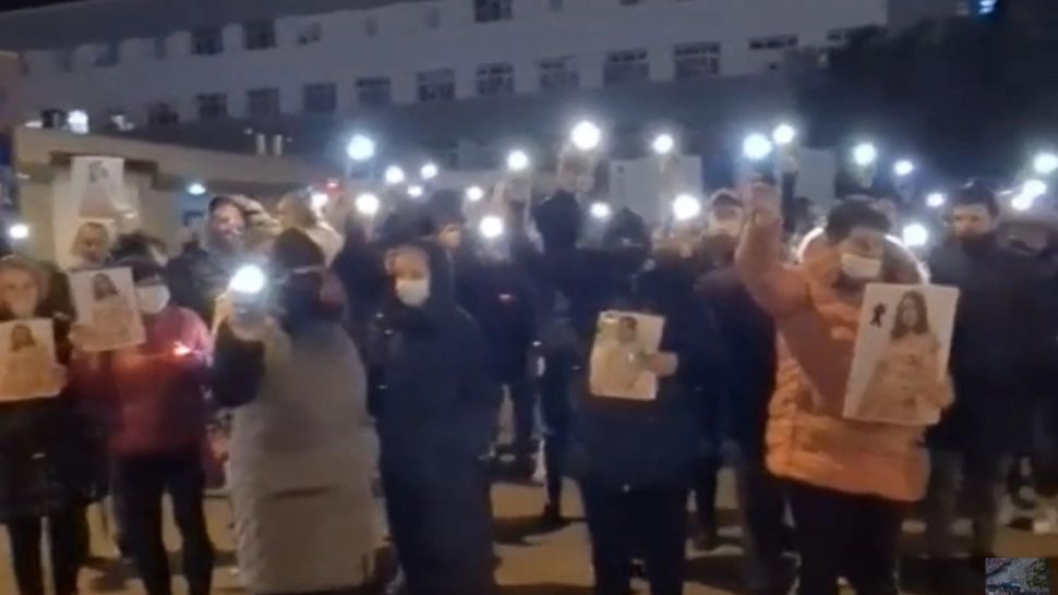 PROTEST în fața Spitalului din Galați: O tânără studentă la medicină a murit după două diagnostice greșite