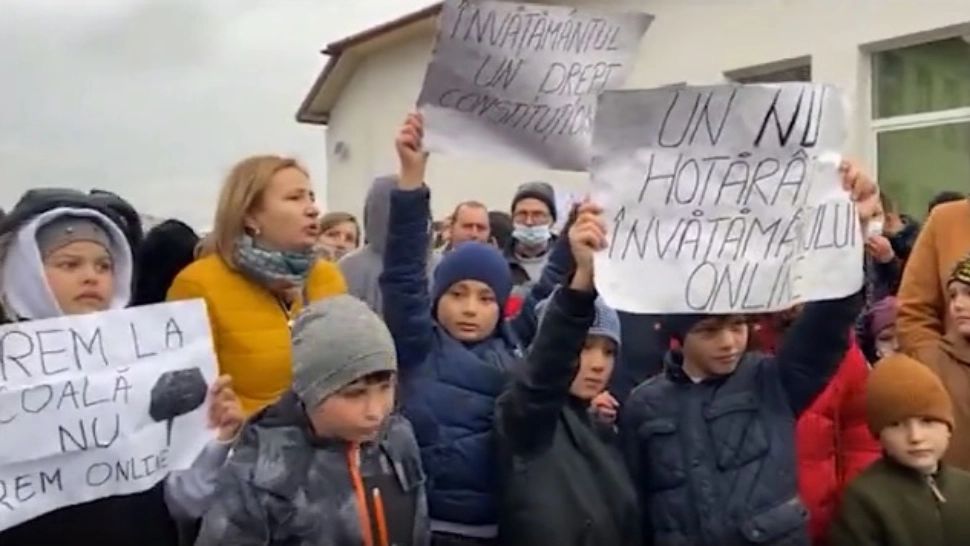 Continuă protestele în județul codaș la vaccinare. Părinți, elevi și profesori cer prezență fizică