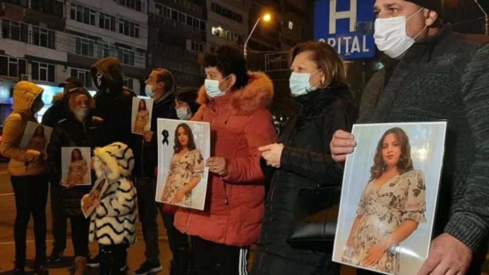 Proteste în faţa Spitalului Judeţean Galaţi, unde o studentă la Medicină a murit ca urmare a unor diagnostice greşite