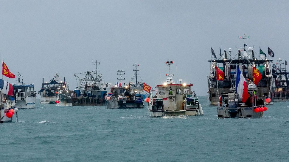 Pescarii francezi ies la PROTEST! Aceștia anunţă blocarea a trei porturi şi a Eurotunelului. Care este cauza nemulțumirilor 