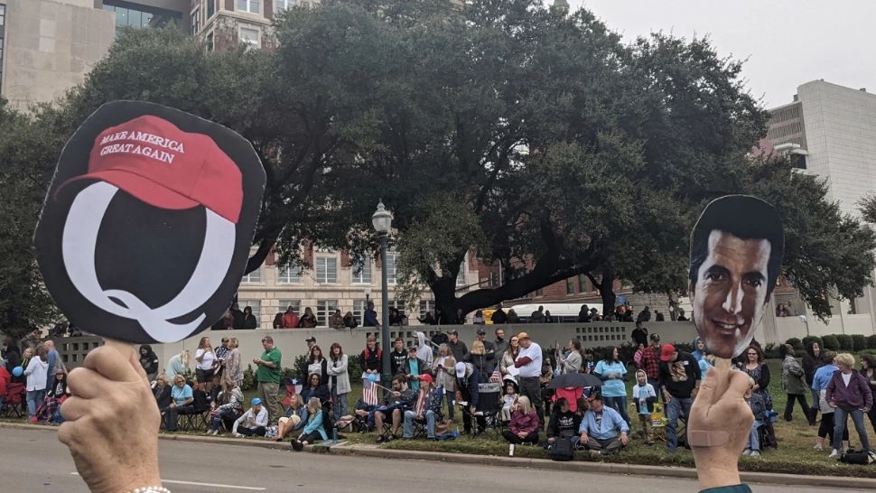 FOTO Sute de adepți QAnon au așteptat "apariția" fostului președinte Kennedy, asasinat în 1963, pentru a-l reînvesti  pe Trump