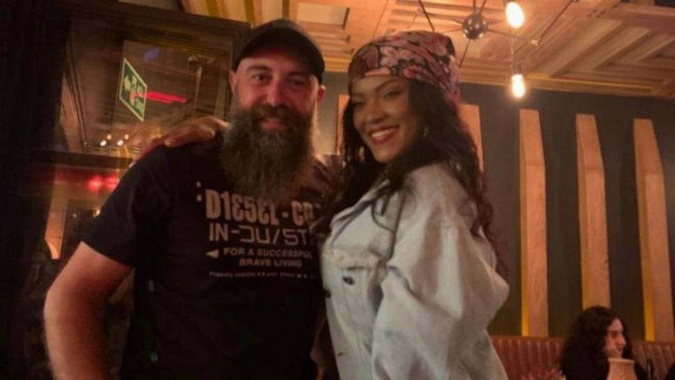 VIDEO - Rihanna s-a pozat cu un român - Cântăreața l-a confundat pe bărbat și credea că e un actor celebru