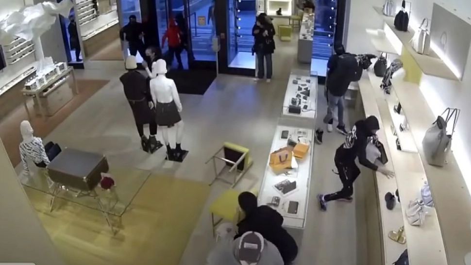 VIDEO. Jaf în stil nou, în Statele Unite ale Americii. Furt ca în codru din magazinele de lux