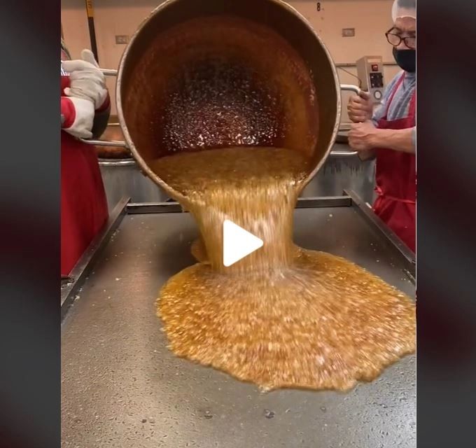 Părea o substanță scârboasă, însă din asta se face un produs foarte popular în perioada Crăciunului – Imagini din fabrică