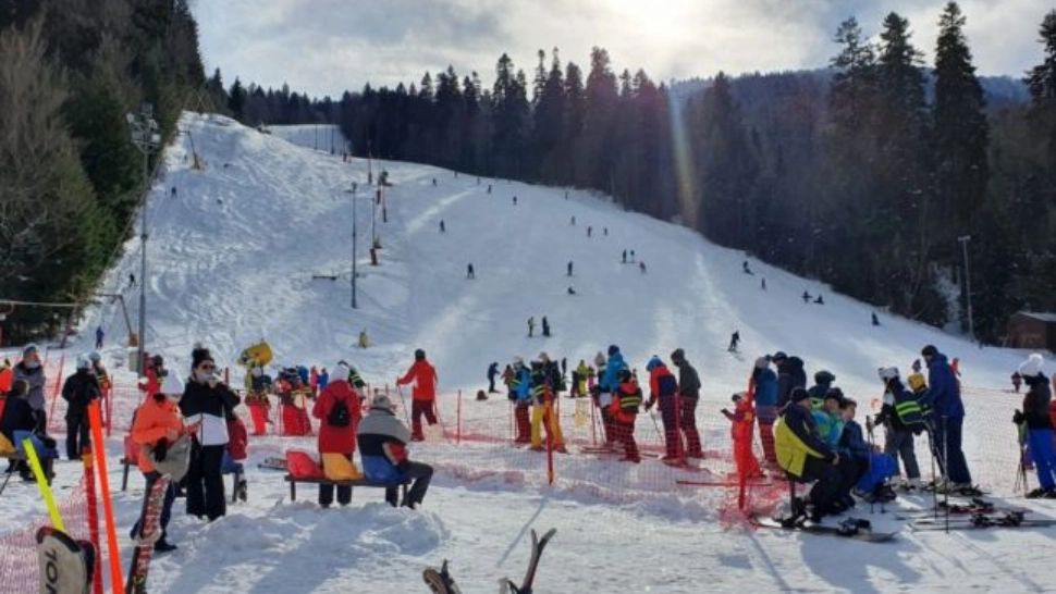 14 copii din Timiș s-au infectat cu Covid, într-o tabără de schi din Serbia