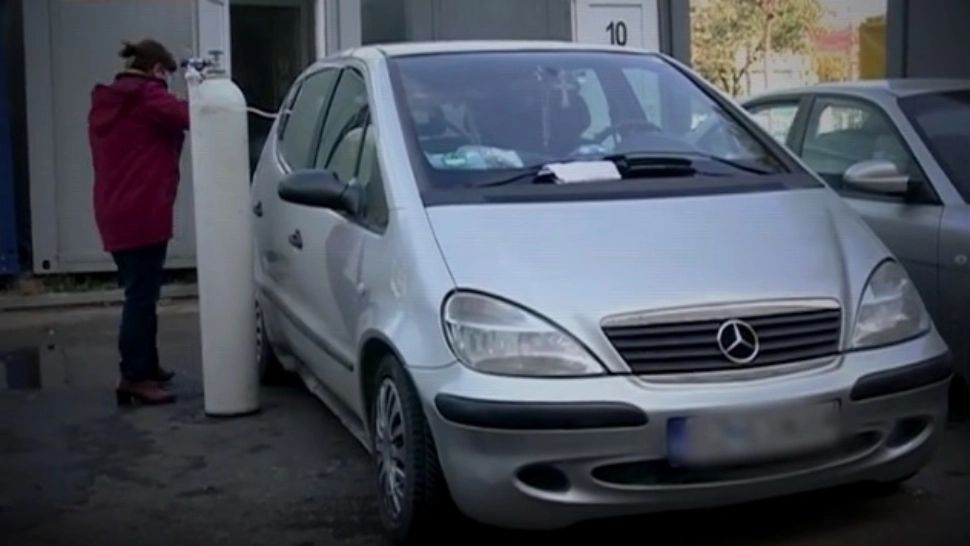 VIDEO | Situație disperată la Spitalul Județean Buzău. Pacienți cu COVID primesc oxigen în propriile mașini, în parcare