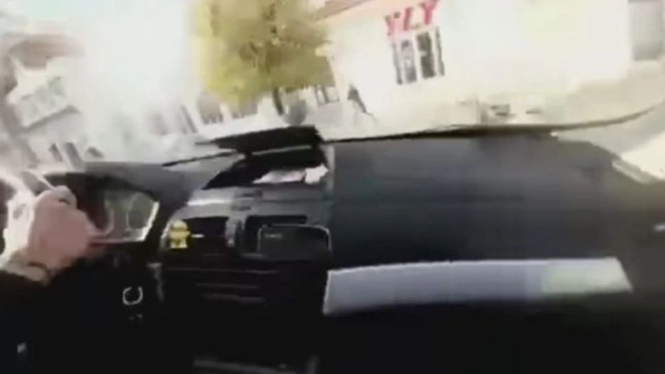 Șofer filmat când făcea drifturi într-un sens giratoriu din Olt. El a fost la un pas să lovească un copil