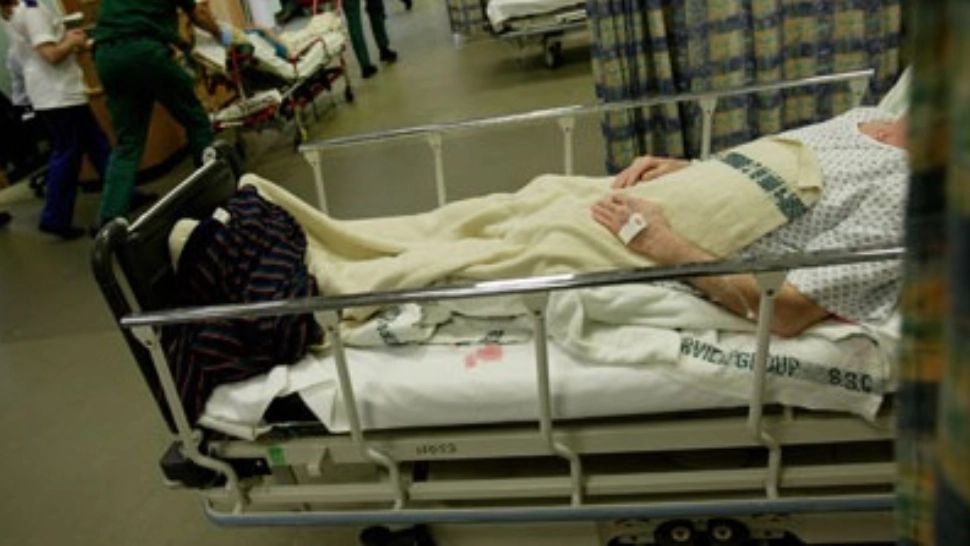 Un tânăr de 25 de ani cu meningită se zbate între viață și moarte. Familia acuză medicii că au făcut transferul târziu