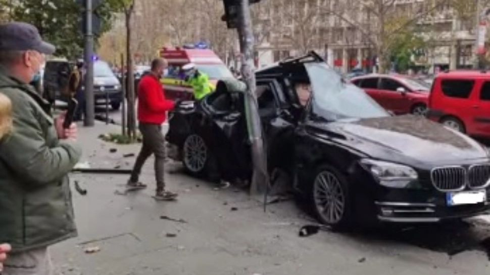 VIDEO | Șoferul băut și drogat care a intrat cu mașina într-un stâlp din Capitală, arestat