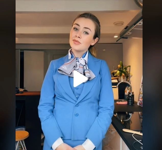 VIDEO – Secretul stewardeselor, dezvăluit – Hainele lor sunt făcute dintr-un material special, care e motivul