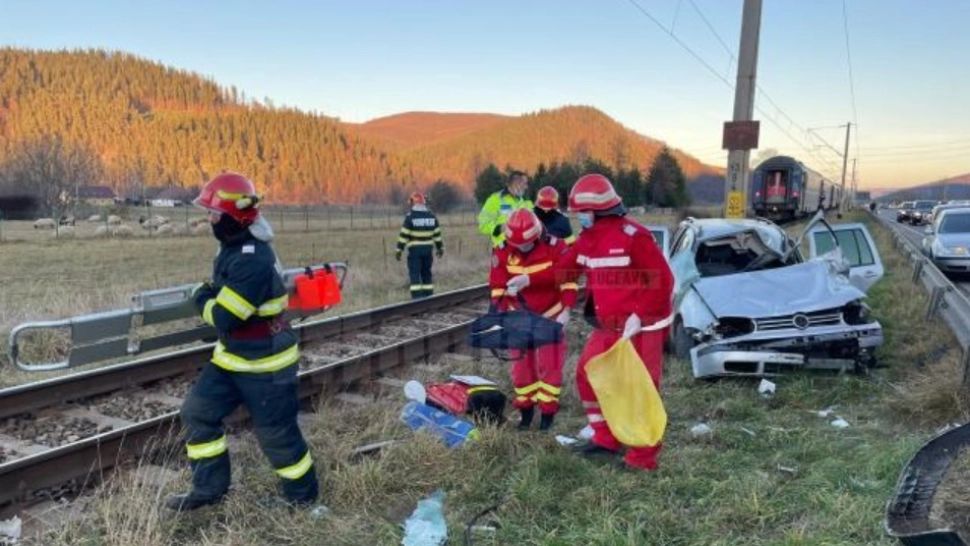 ACCIDENT INFIORĂTOR 2 femei în stare gravă, după ce un autoturism a fost spulberat de tren (FOTO)