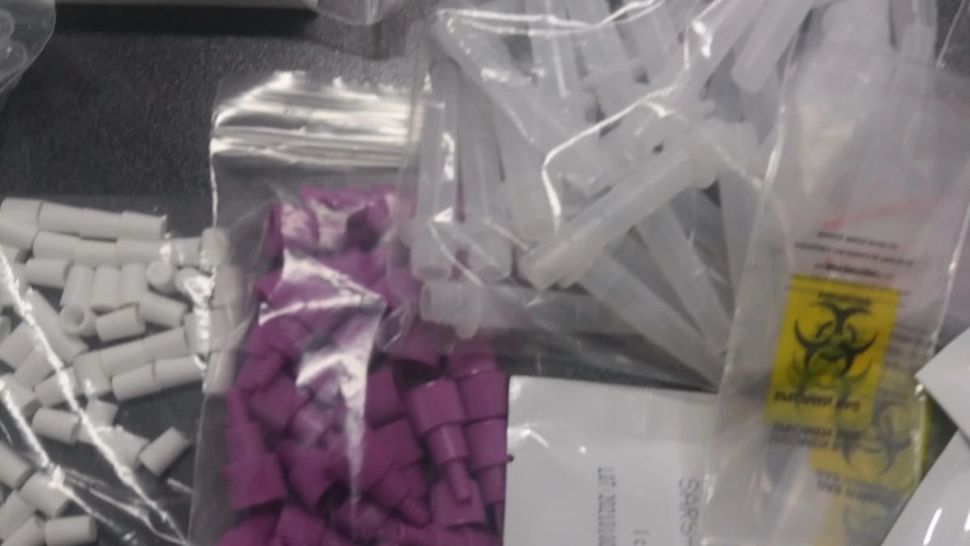 Senator USR: „Au ajuns testele de salivă în școli. Fără instrucțiuni, fără prospect. Noaptea minții!” FOTO