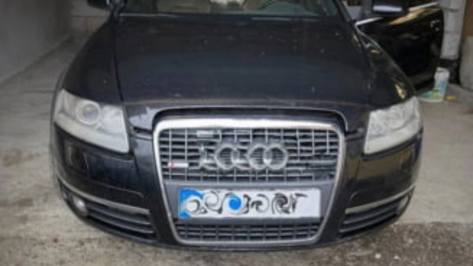 FOTO | Metoda inedită prin care o rețea de contrabandiști înlocuia în mers plăcuţele de înmatriculare