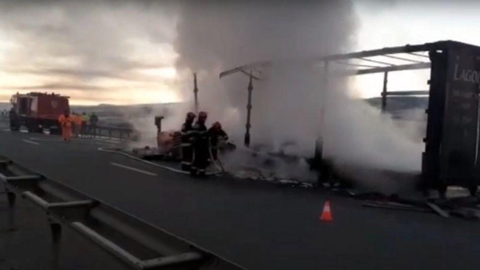 VIDEO | Camion plin cu aparate electronice, mistuit de flăcări pe autostradă. Trafic restricționat