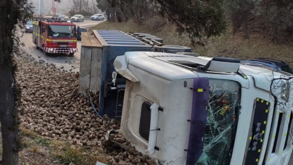 Trafic BLOCAT între Sighișoara și Târgu Mureș - Un TIR plin cu sfeclă s-a răsturnat pe șosea | FOTO