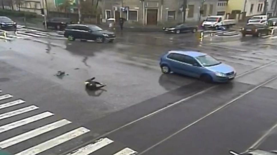 VIDEO | Accident cumplit în Timişoara. Un tânăr de 22 de ani, spulberat pe trecerea de pietoni