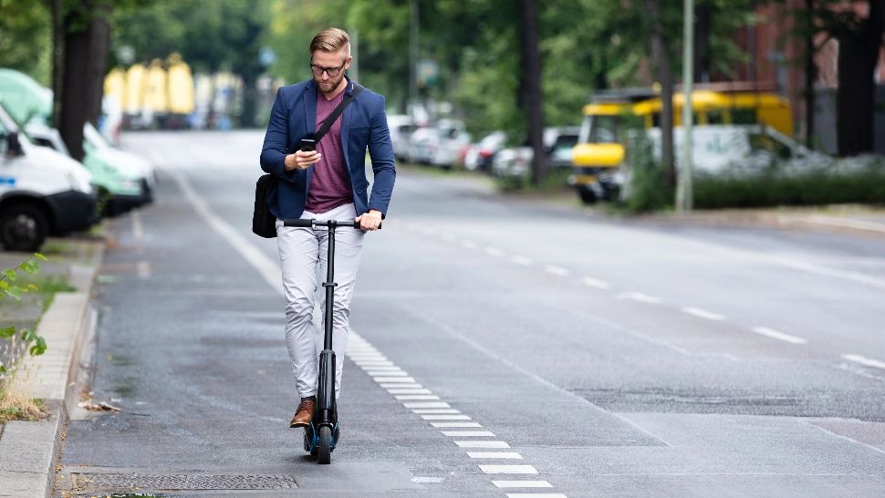 DECIZIE. Capitala europeană care limitează viteza scuterelor electrice la 10 km/h