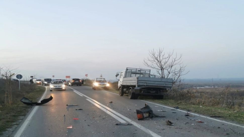 Accident auto grav într-o localitate din Suceava. Şase persoane, dintre care doi copii, au ajuns la spital