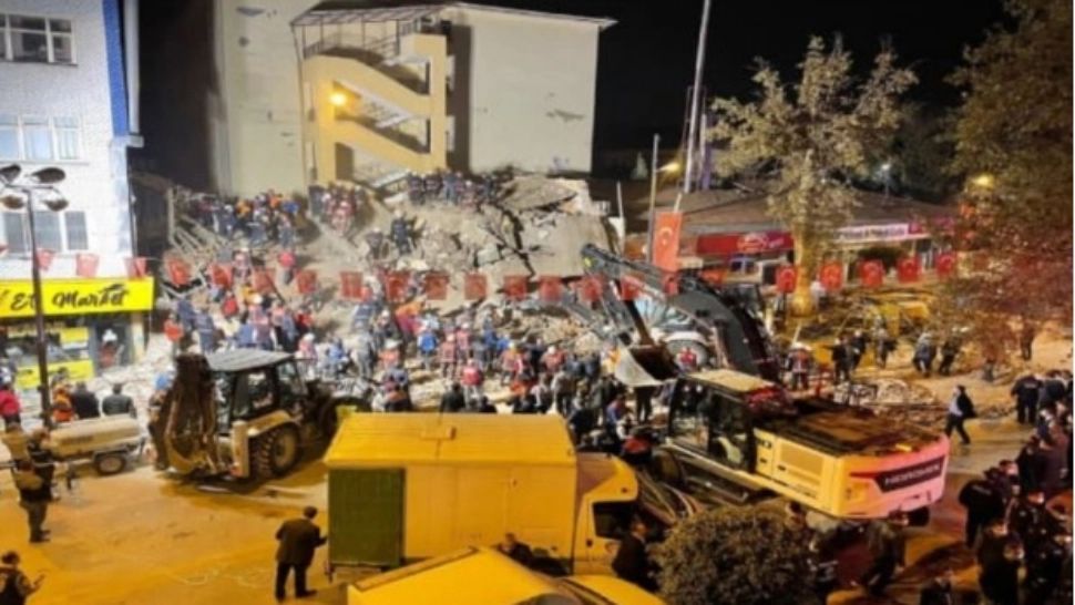 FOTO + VIDEO | 13 oameni au fost răniți după ce o clădire s-a prăbușit în Turcia