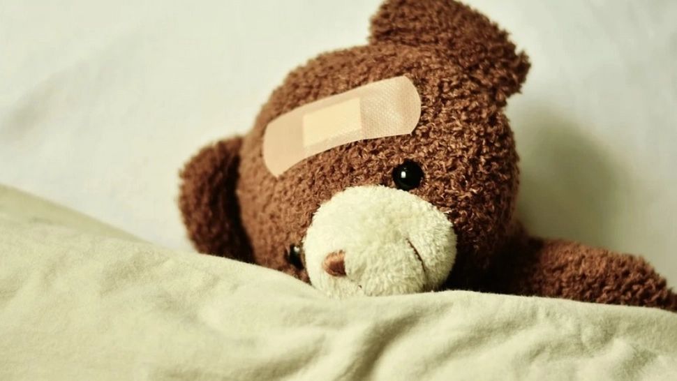 Copii bătuți cu BICIUL de un angajat la stat. Asistentul maternal violent, PROMOVAT într-o funcție de conducere