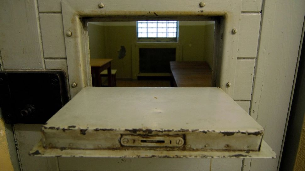 CRIMINAL EVADAT din arest. Tânărul de 23 de ani, căutat de peste 800 de polițiști în toată țara