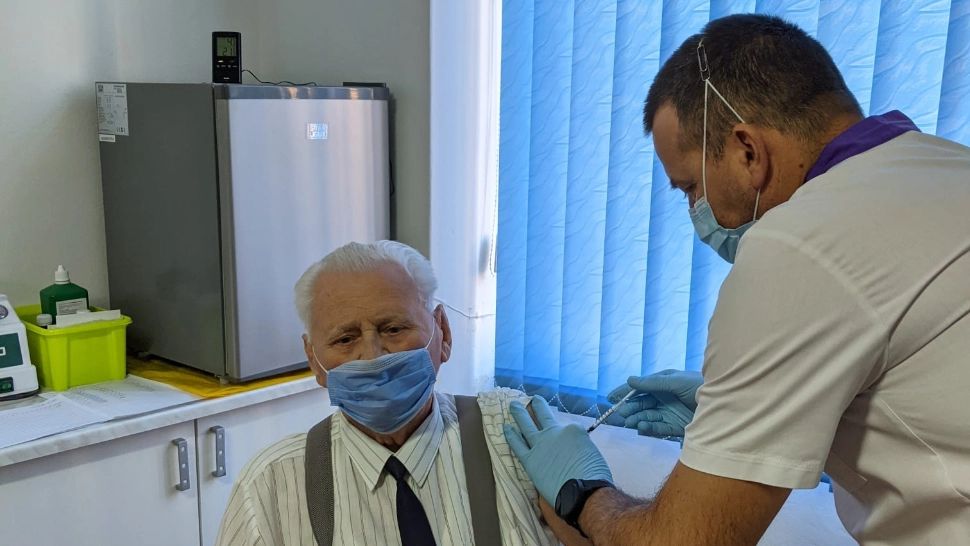 Veteran la vaccinare: La 97 de ani, și-a făcut și a 3-a doză, pentru că vrea să devină centenar