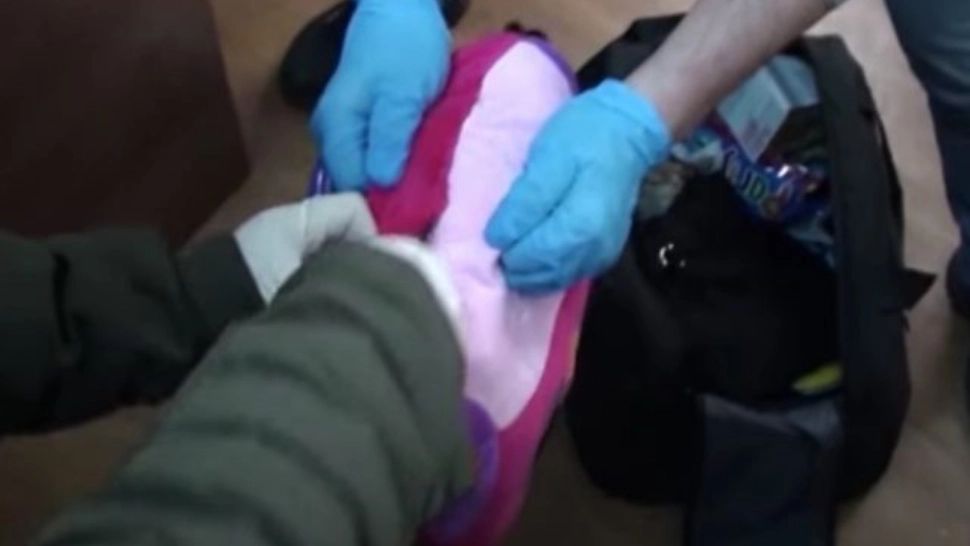 VIDEO | Prins în flagrant când încerca să trimită în Italia sute de bancnote de euro false, ascunse într-o pernă