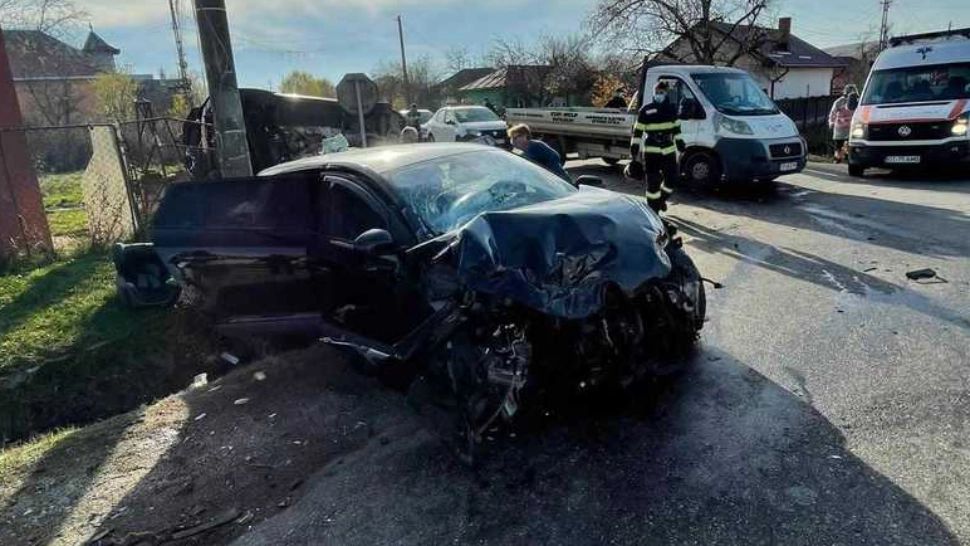 FOTO | Accident rutier GRAV în Olt! Doua autovehicule s-au ciocnit. Sunt persoane rănite printre care şi trei minori