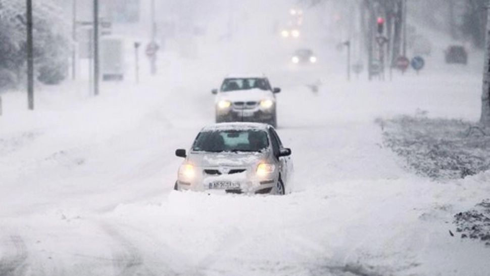 HAOS pe șoselele din Maramureș. Drumurile sunt acoperite cu zăpadă, iar ceața și viscolul îngreunează traficul