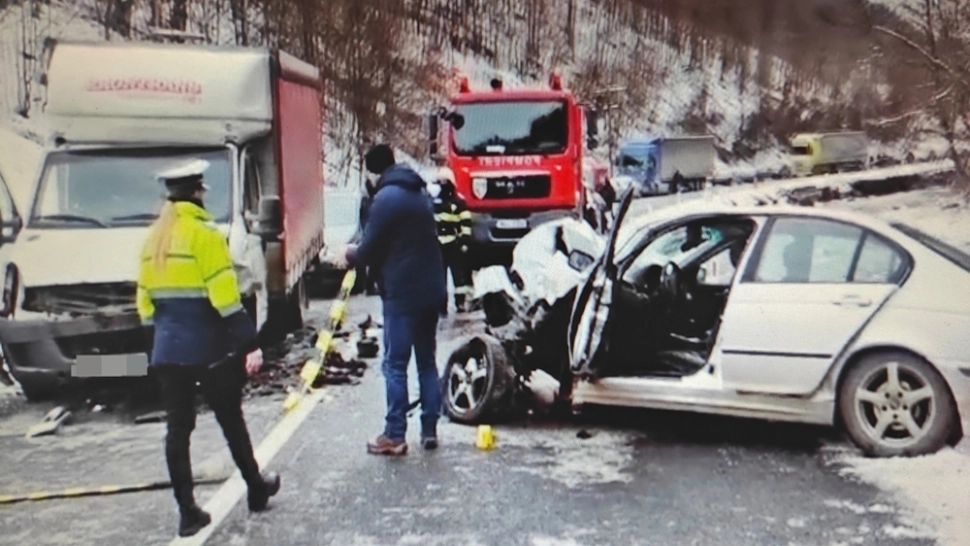 Tragedie cu o zi înainte de Ajunul Crăciunului, pe DN 17C! Bărbat decedat, după ce s-a izbit cu mașina de o autoutilitară