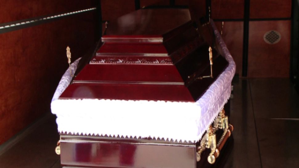 CUTREMURĂTOR: O familie a dorit să-şi dezgroape ruda decedată de COVID-19 pentru a o putea îmbrăca și a-i face slujbă