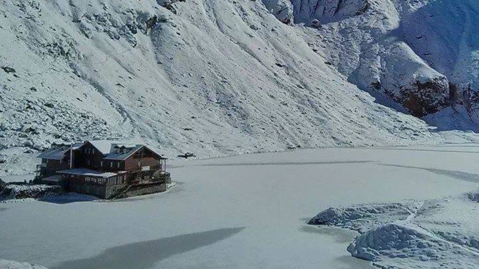 Zăpadă de jumătate de metru la Bâlea Lac. În zonă este și o pană de curent