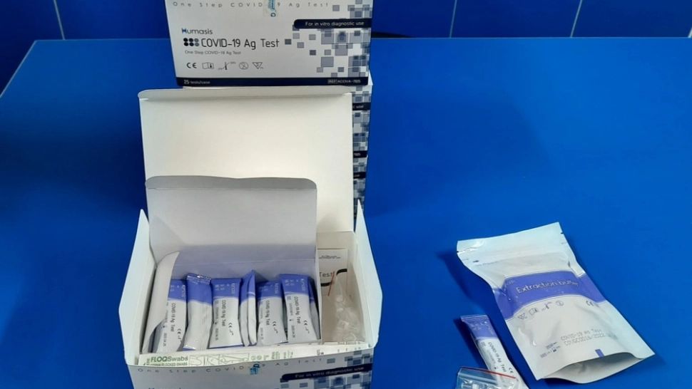 Situație REVOLTĂTOARE: Testele de salivă primite de la școală, VÂNDUTE pe internet de unii părinți. De ce refuză oamenii să își testeze copiii