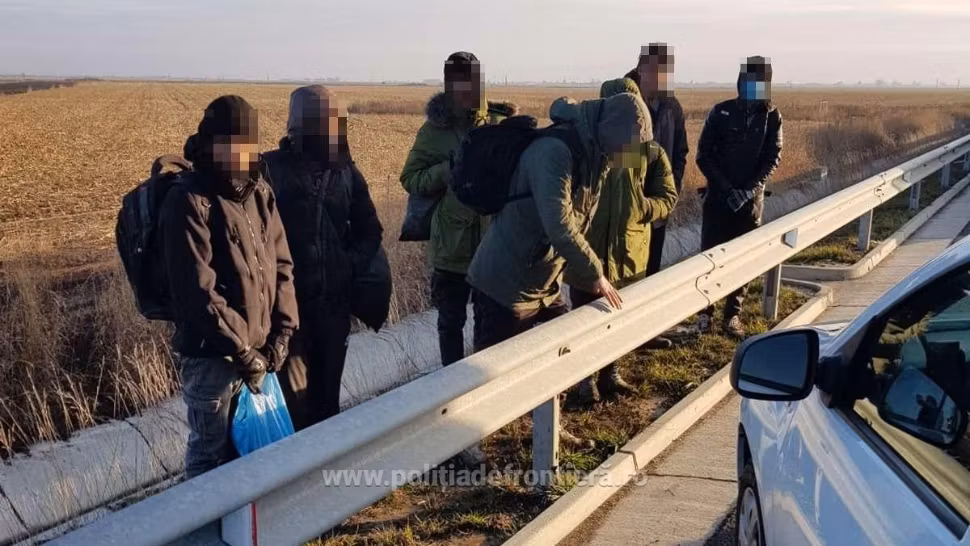 Afgani ascunși într-un automarfar, depistați la vama Nădlac. Unde încercau să ajungă