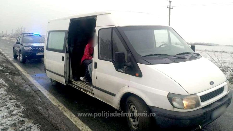 FOTO 32 de indieni, depistați într-un microbuz, la frontiera cu Serbia. Șoferul, cercetat pentru TRAFIC de migranți