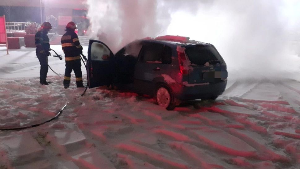 Mașină făcută SCRUM după drifturi prin zăpadă. Ce s-a întâmplat cu șoferul teribilist - FOTO