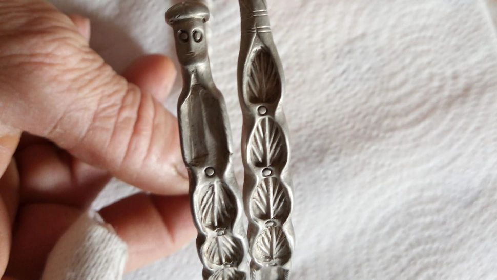 Un arheolog AMATOR a găsit brăţări dacice din argint la BRAȘOV! Acestea au o valoare istorică excepțională 