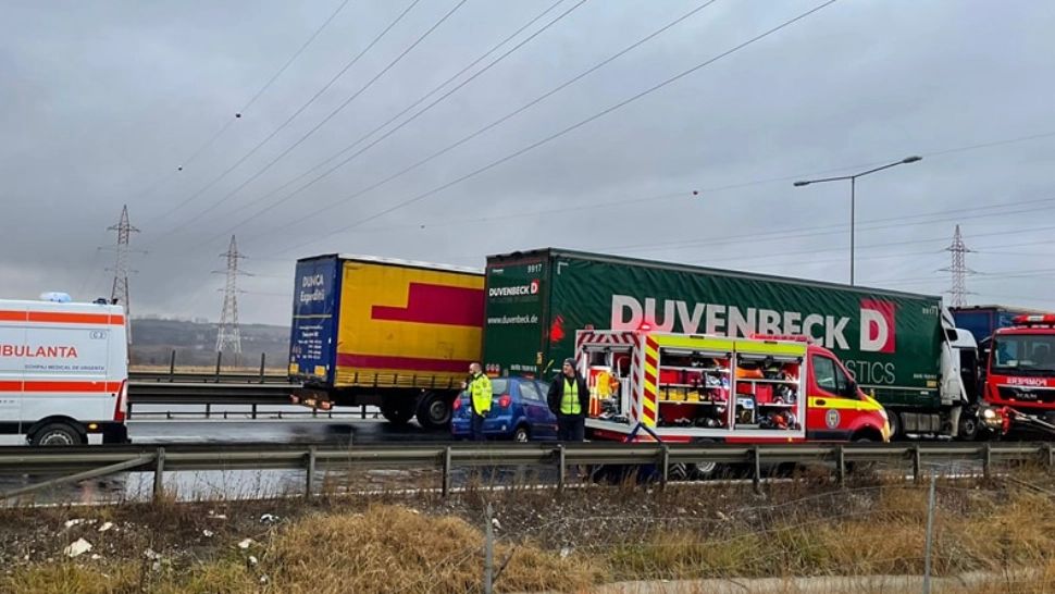 FOTO | Accident CUMPLIT pe A1! Trei persoane RĂNITE, între care un copil, în urma coliziunii dintre două TIR-uri şi un autoturism