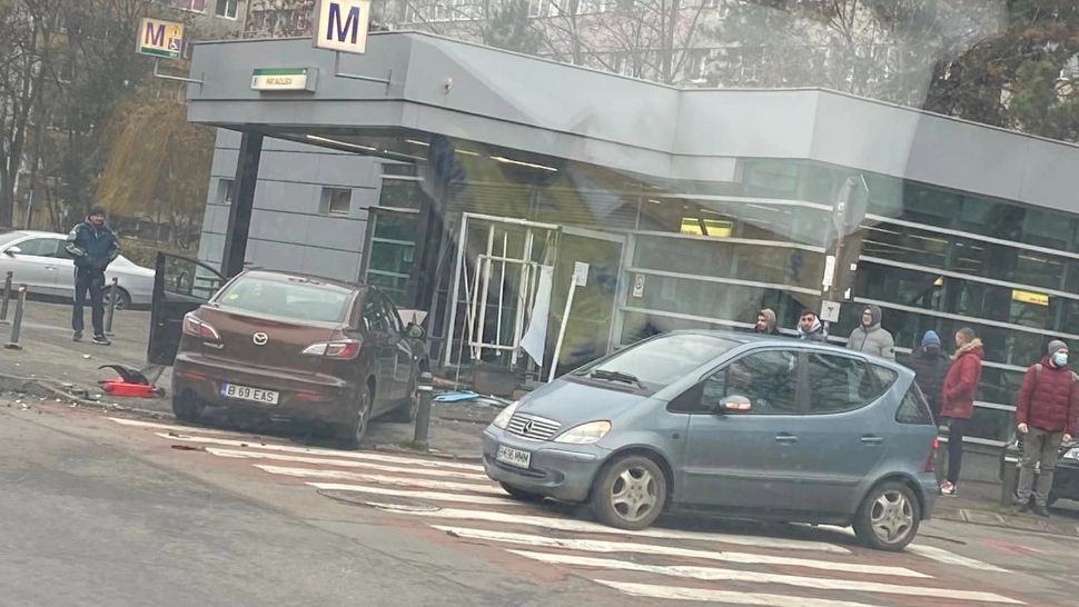 Accident spectaculos, în Bucureștii Noi. Impact violent - mașină proiectată în intrarea în stația de metrou