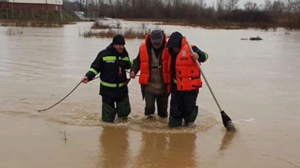 Crăciun cu inundații, zeci de localități afectate: drumuri distruse pe ape. O persoană izolată, salvată de pompieri 
