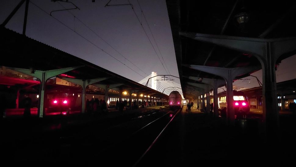Pană de curent în Gara de Nord, miercuri seară. Călătorii au rămas în BEZNĂ totală zeci de minute. Primele imagini - FOTO
