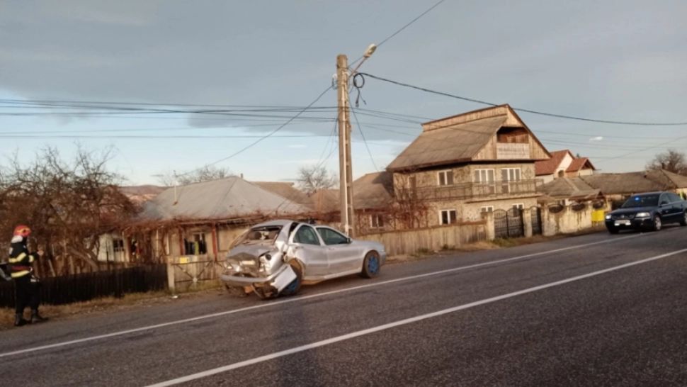 Microbuz școlar cu 16 persoane, implicat într-un accident rutier! 7 copii, transportați la spital. O persoană este încarcerată